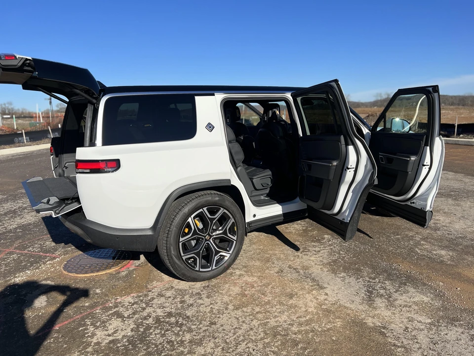 2022 Rivian R1S - Image 13 of 31
