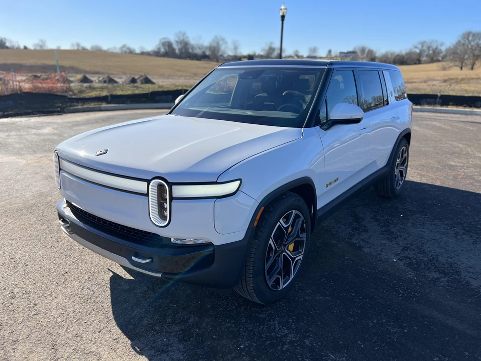 2022 Rivian R1S - Image 7 of 31