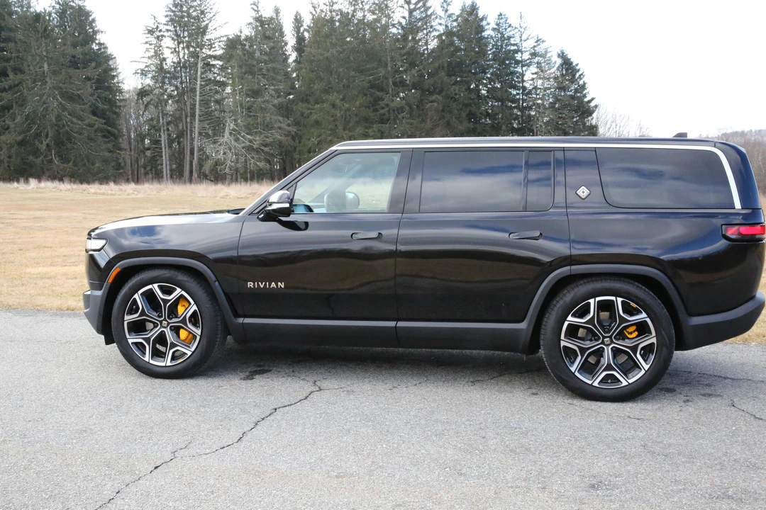 2022 Rivian R1S - Image 10 of 31
