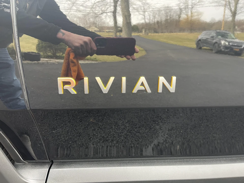 2022 Rivian R1S - Image 20 of 31