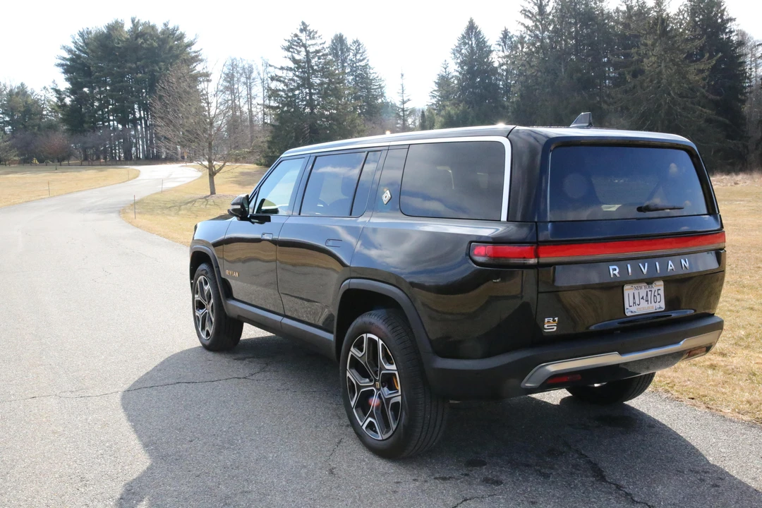 2022 Rivian R1S - Image 12 of 31