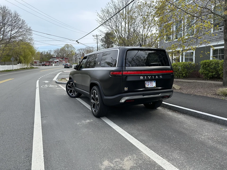 2022 Rivian R1S - Image 9 of 31