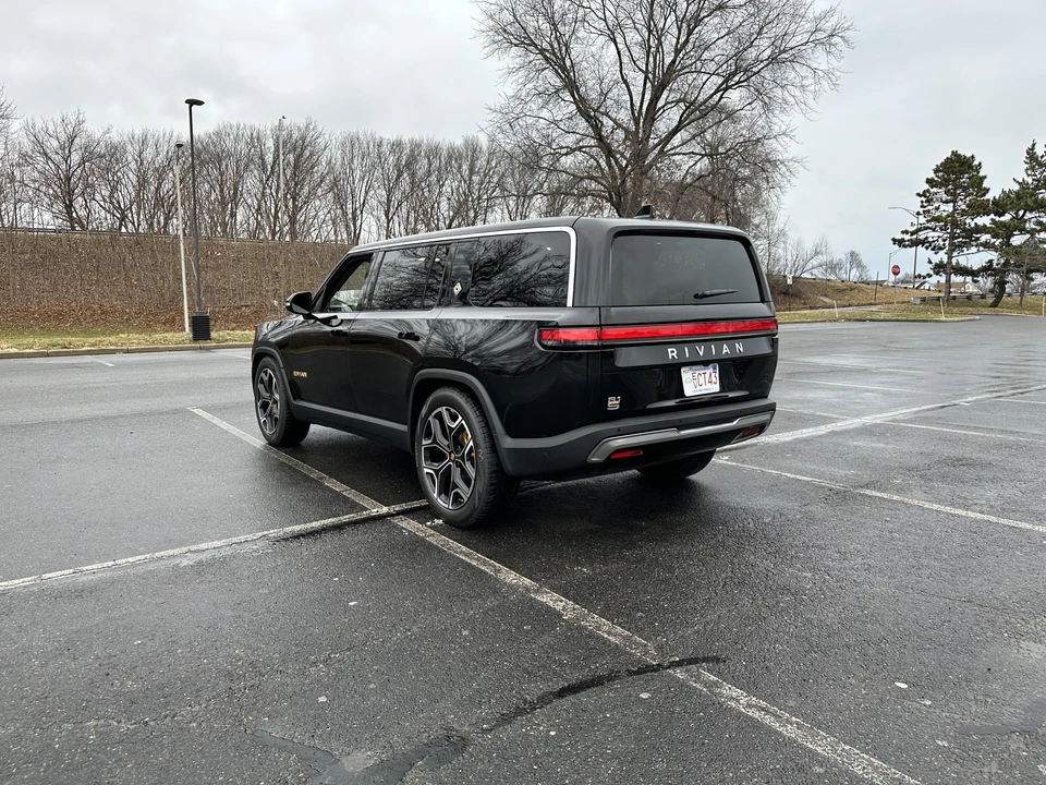 2022 Rivian R1S - Image 8 of 31
