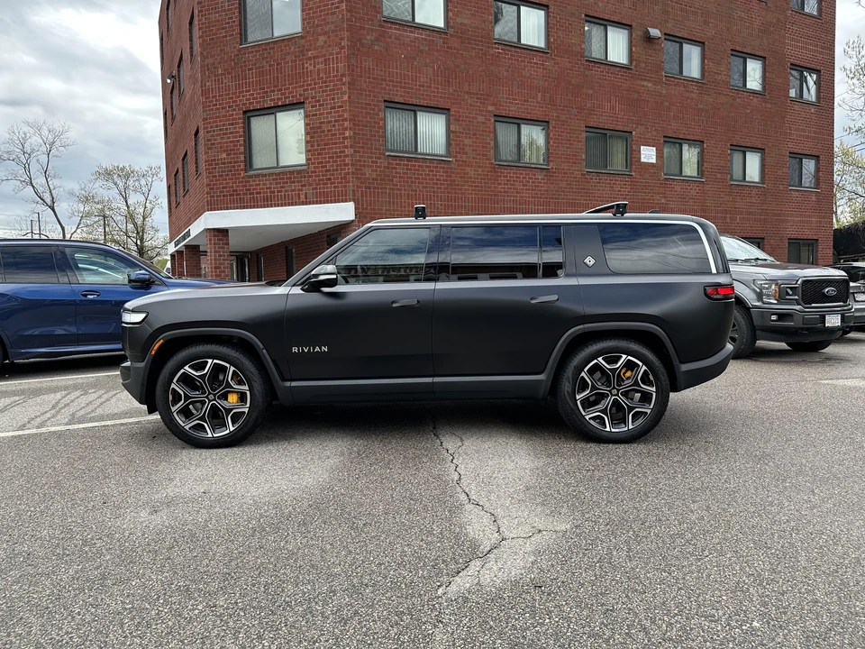 2022 Rivian R1S - Image 7 of 31