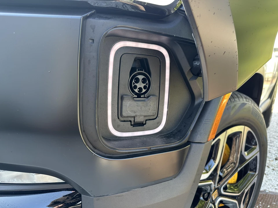 2022 Rivian R1S - Image 22 of 31
