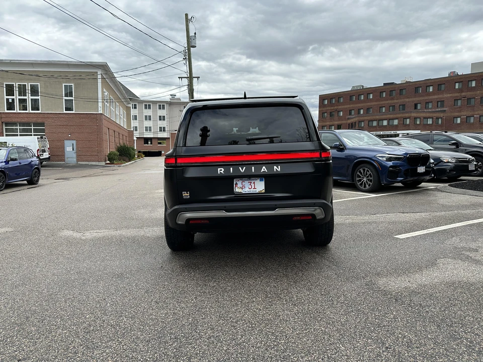 2022 Rivian R1S - Image 10 of 31