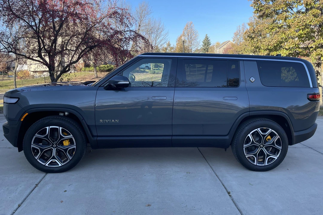 2022 Rivian R1S - Image 3 of 31