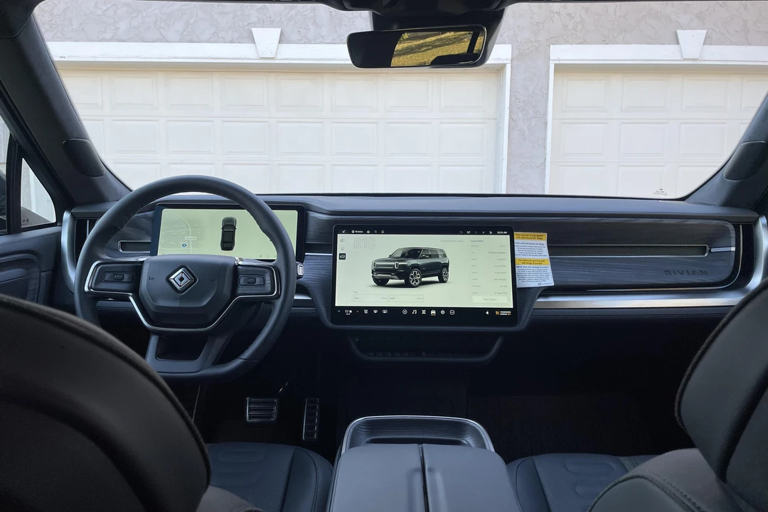 2022 Rivian R1S - Image 17 of 31