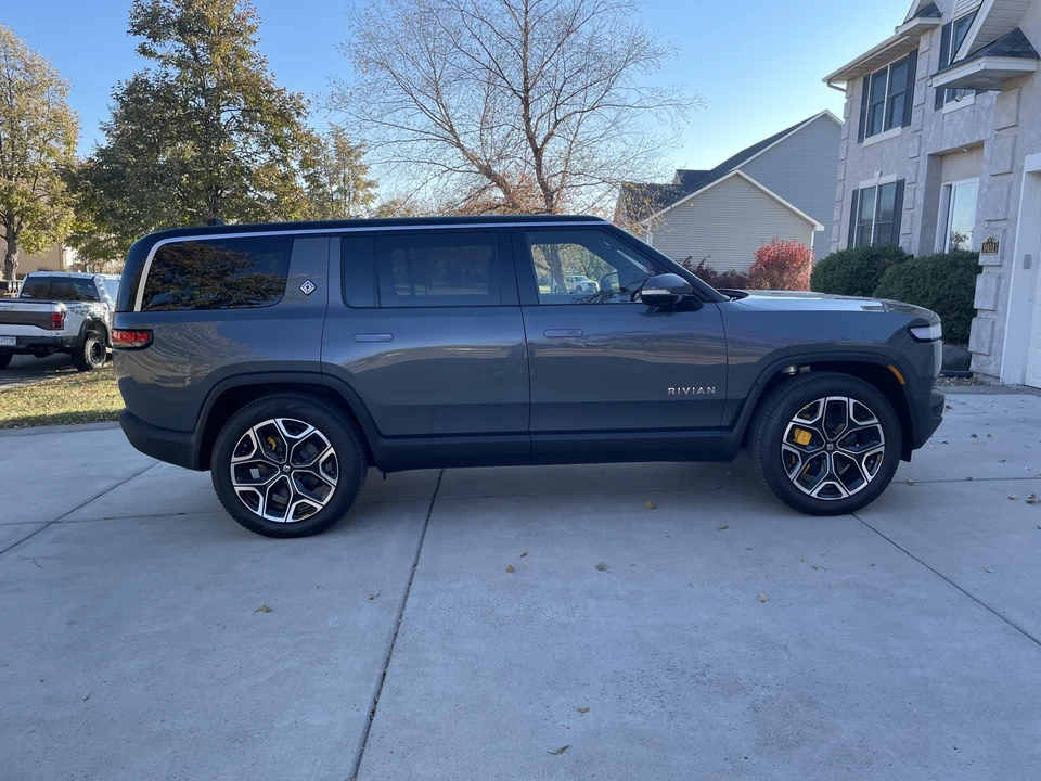 2022 Rivian R1S - Image 10 of 31