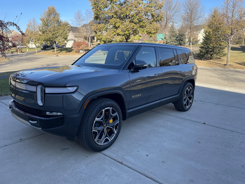 2022 Rivian R1S - Image 7 of 31