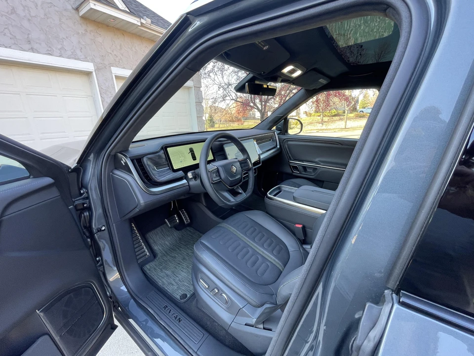2022 Rivian R1S - Image 26 of 31