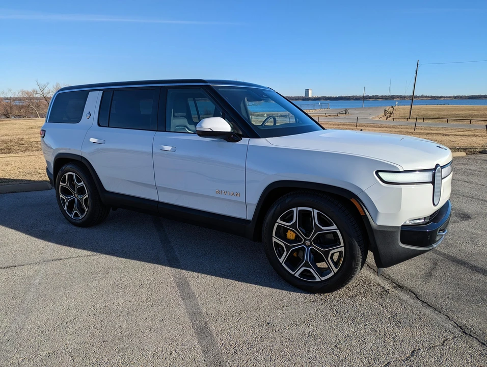 2022 Rivian R1S - Image 19 of 31