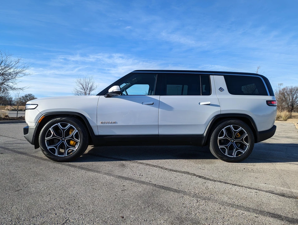 2022 Rivian R1S - Image 9 of 31