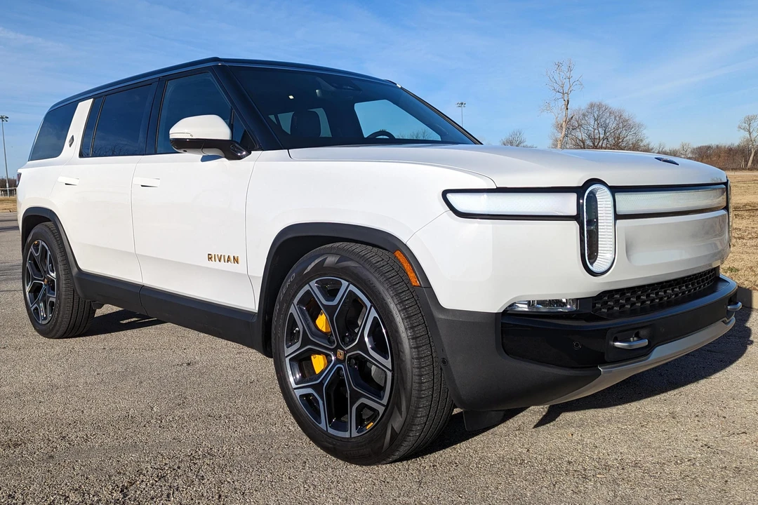 2022 Rivian R1S - Image 2 of 31