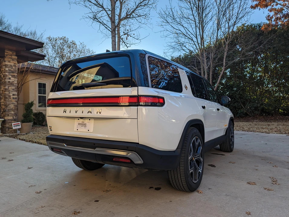 2022 Rivian R1S - Image 15 of 31