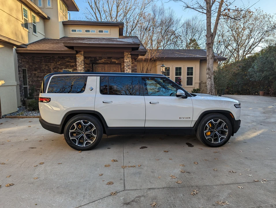 2022 Rivian R1S - Image 18 of 31