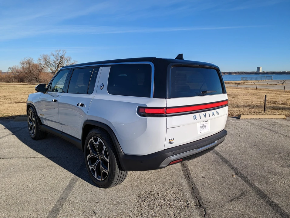 2022 Rivian R1S - Image 13 of 31