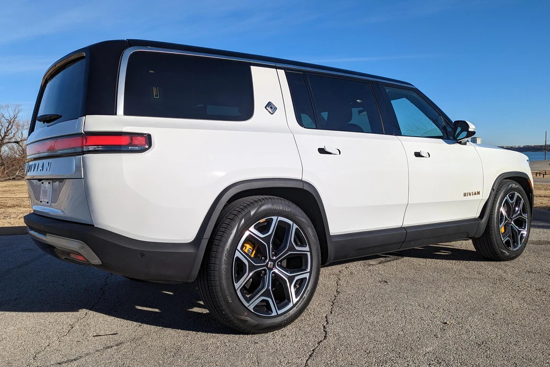 2022 Rivian R1S - Image 4 of 31