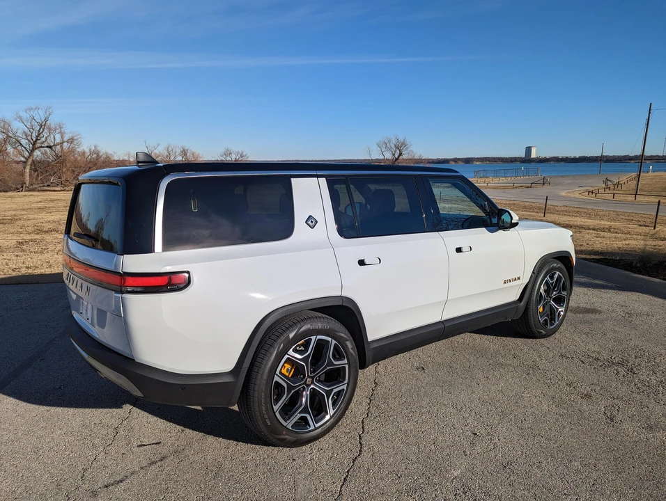 2022 Rivian R1S - Image 16 of 31