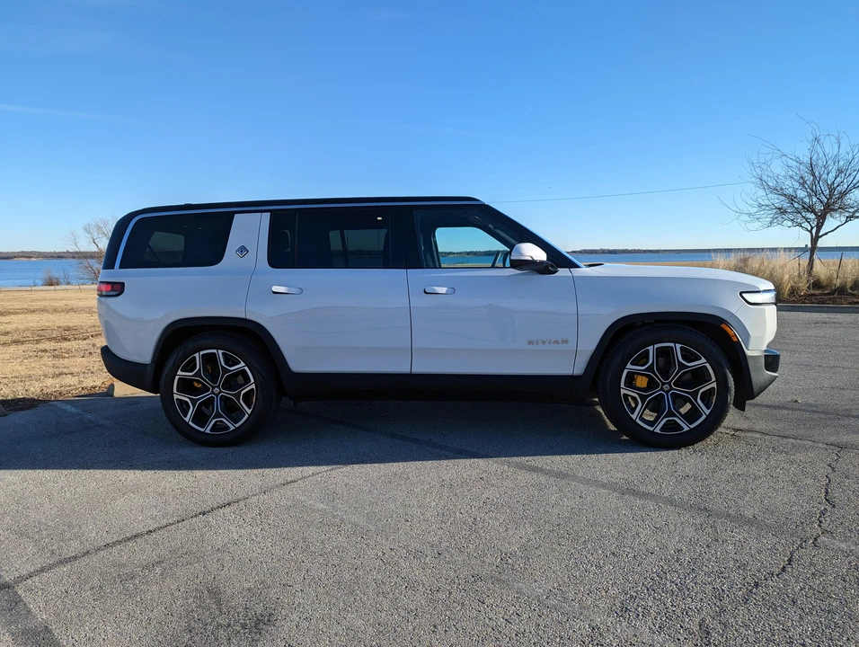 2022 Rivian R1S - Image 17 of 31