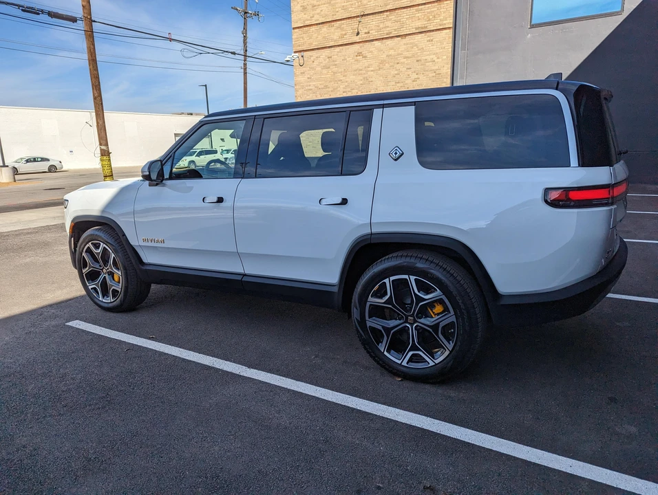 2022 Rivian R1S - Image 10 of 31