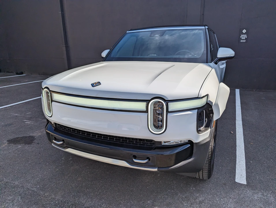 2022 Rivian R1S - Image 7 of 31