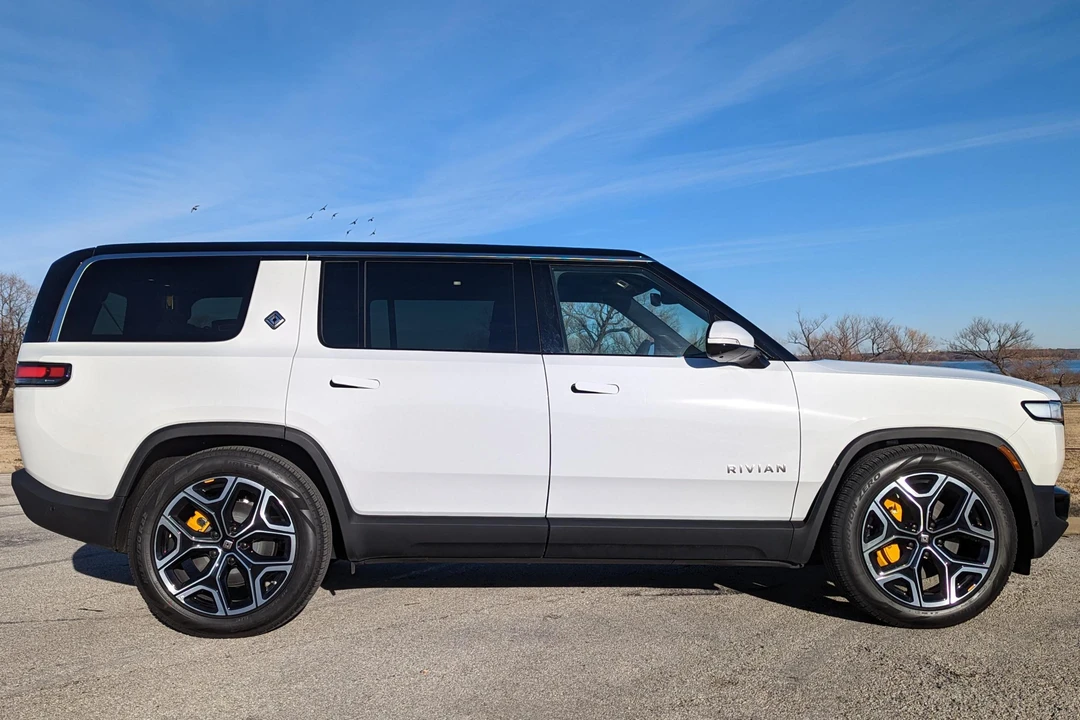 2022 Rivian R1S - Image 3 of 31