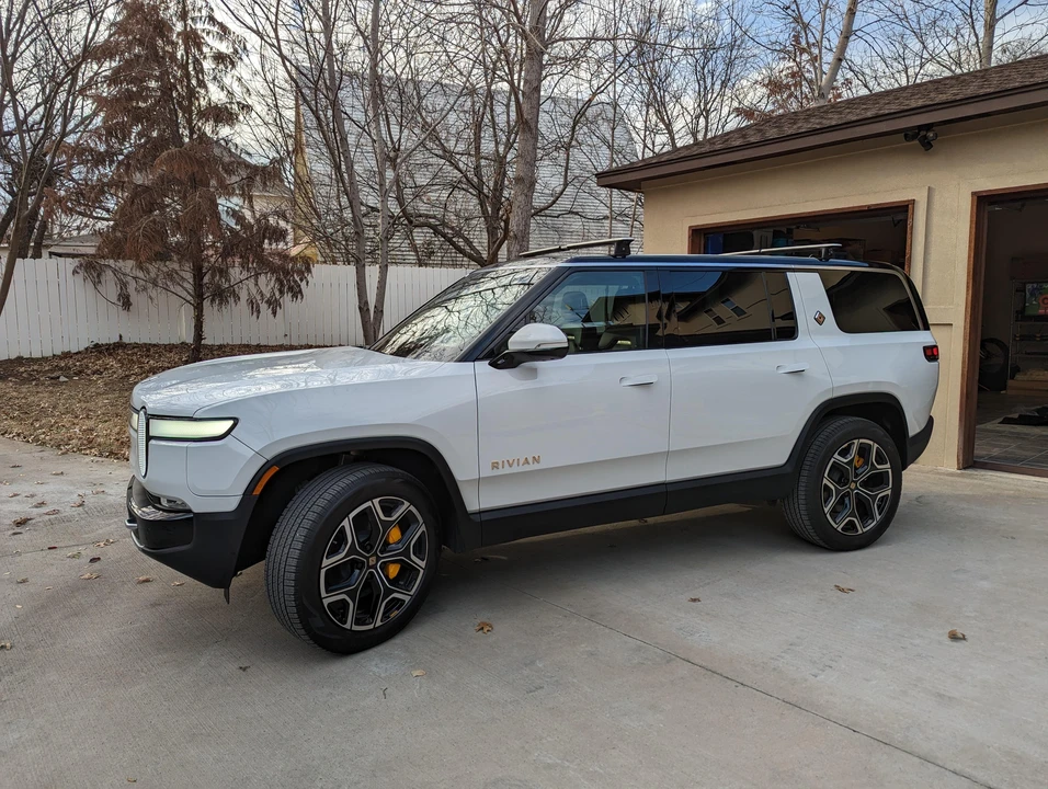 2022 Rivian R1S - Image 8 of 31
