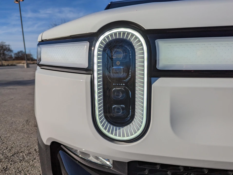 2022 Rivian R1S - Image 24 of 31