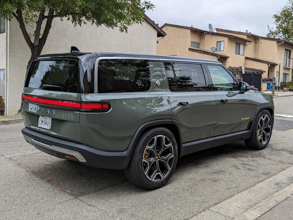 2022 Rivian R1S - Image 19 of 31