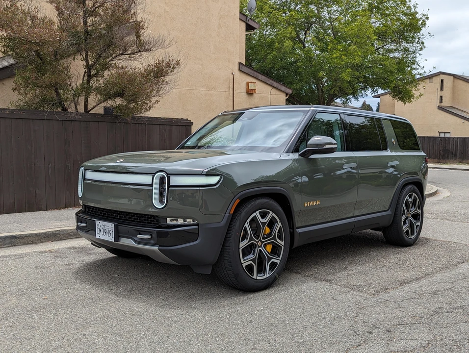 2022 Rivian R1S - Image 12 of 31