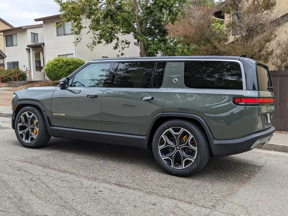 2022 Rivian R1S - Image 15 of 31