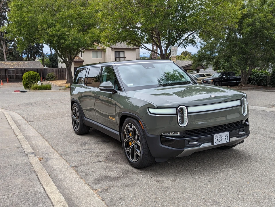 2022 Rivian R1S - Image 24 of 31