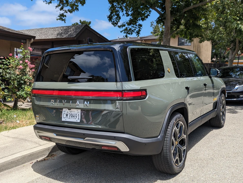 2022 Rivian R1S - Image 18 of 31