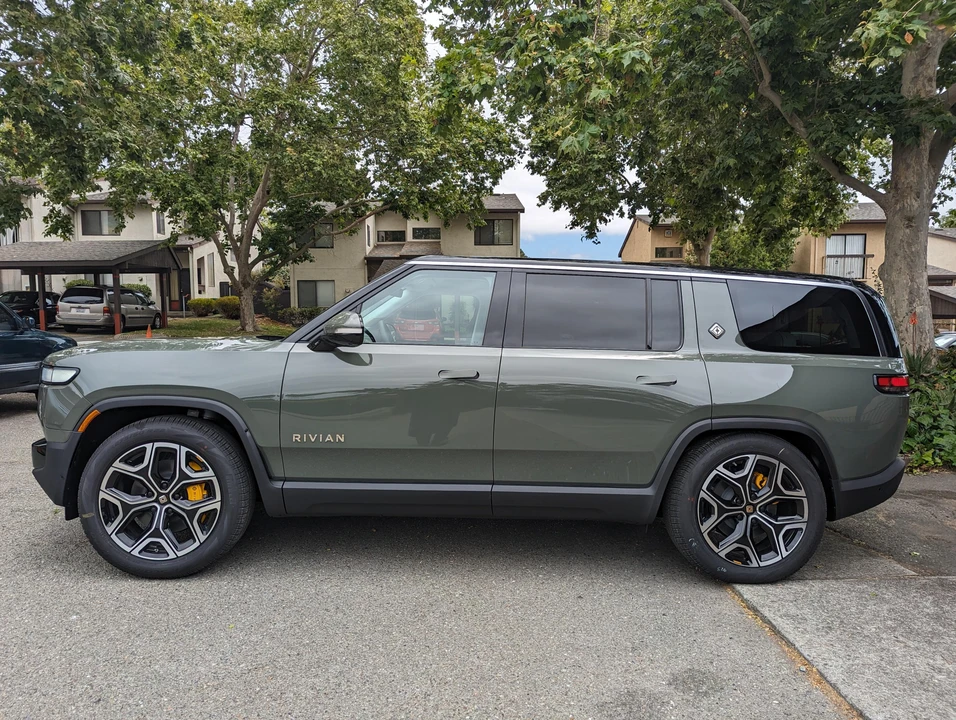 2022 Rivian R1S - Image 14 of 31
