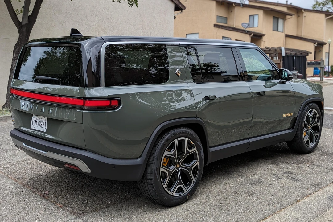 2022 Rivian R1S - Image 4 of 31