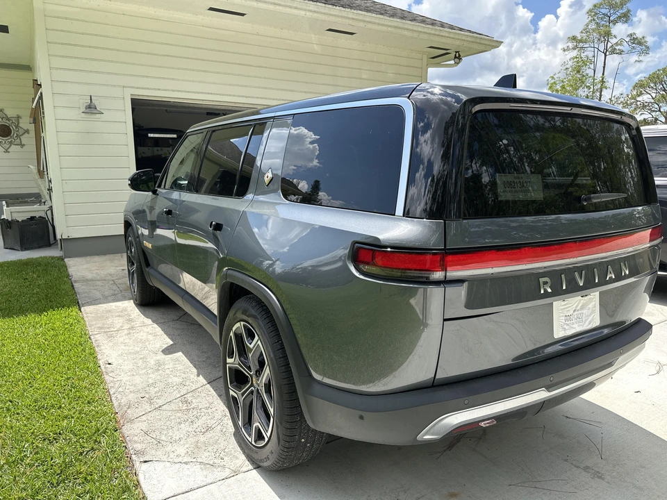2022 Rivian R1S - Image 9 of 31
