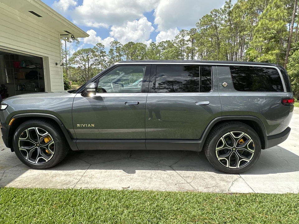 2022 Rivian R1S - Image 8 of 31