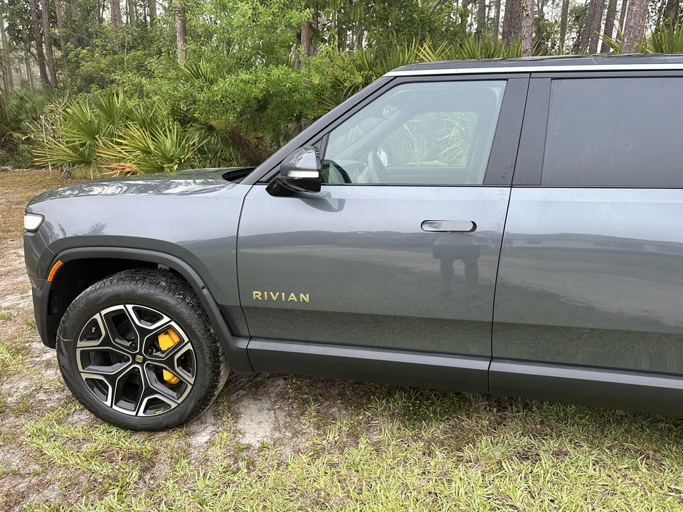 2022 Rivian R1S - Image 19 of 31