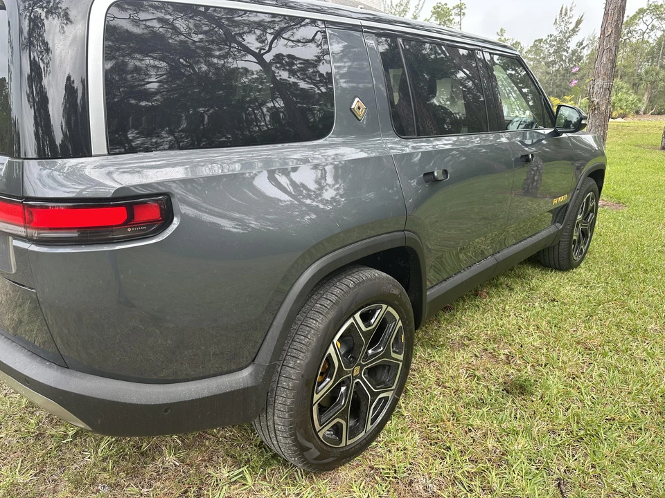 2022 Rivian R1S - Image 29 of 31