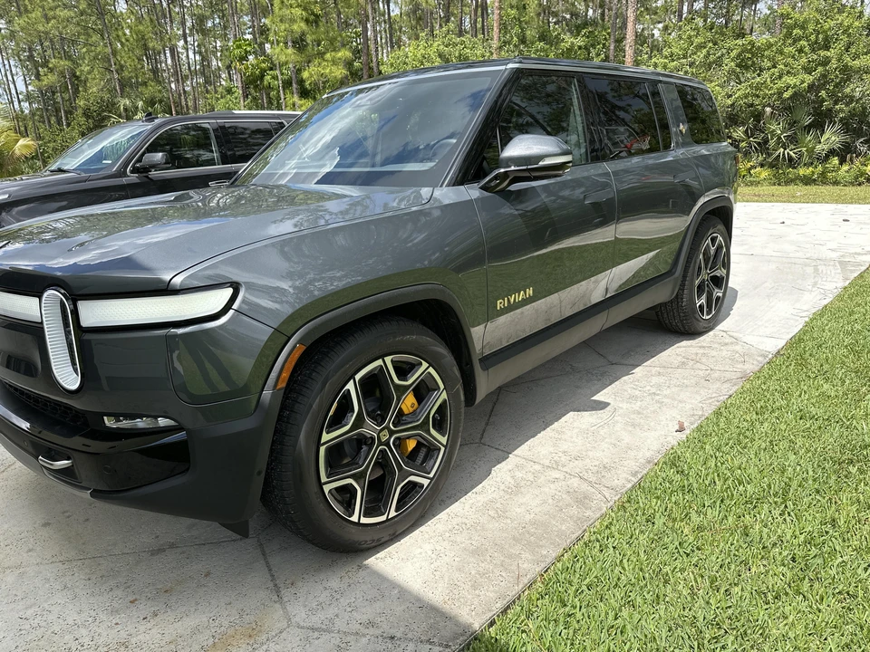 2022 Rivian R1S - Image 16 of 31