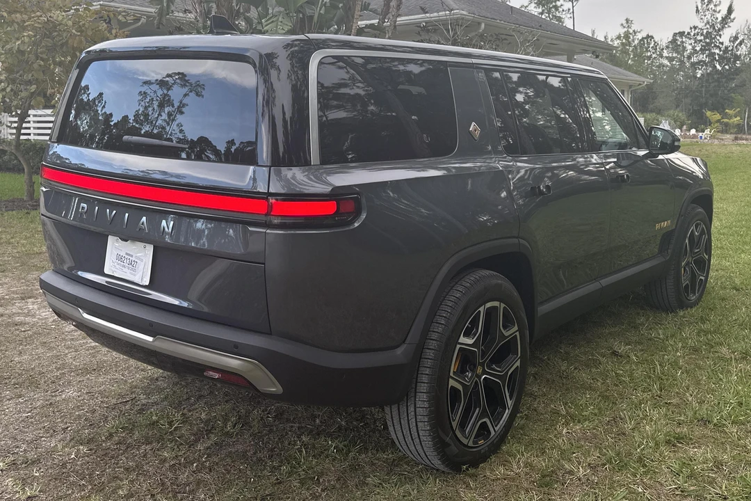 2022 Rivian R1S - Image 4 of 31