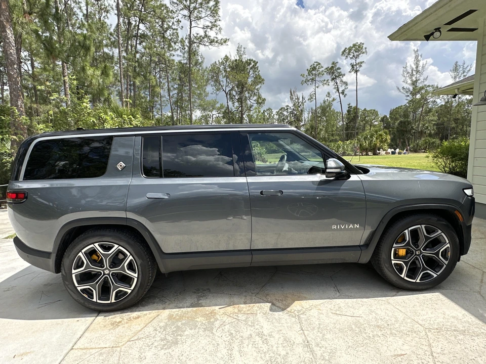 2022 Rivian R1S - Image 11 of 31