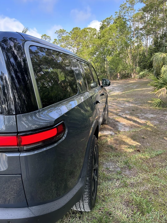 2022 Rivian R1S - Image 28 of 31
