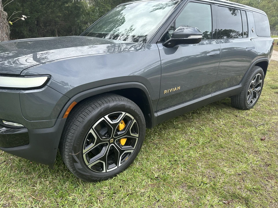 2022 Rivian R1S - Image 17 of 31