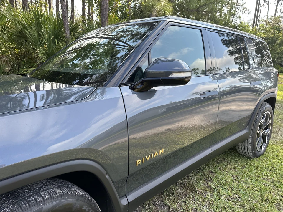 2022 Rivian R1S - Image 18 of 31
