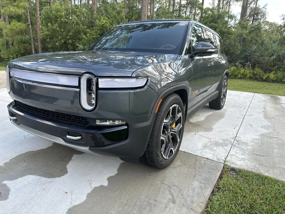 2022 Rivian R1S - Image 7 of 31