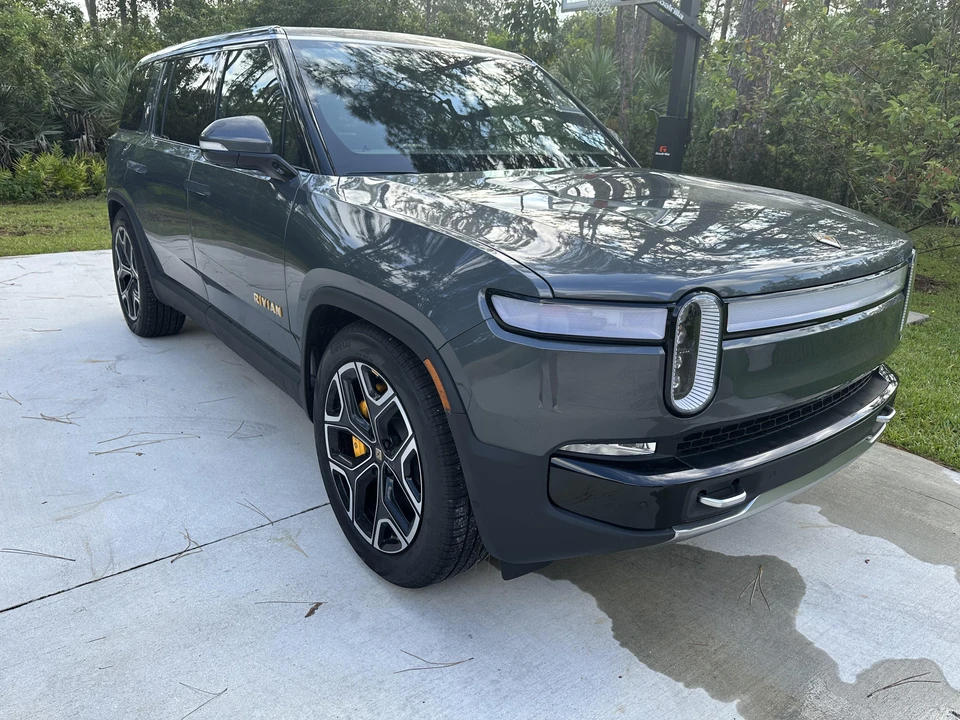 2022 Rivian R1S - Image 12 of 31