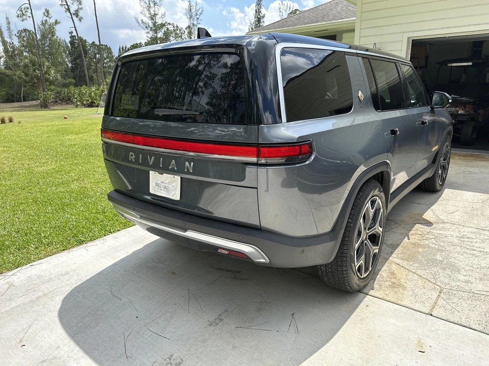 2022 Rivian R1S - Image 10 of 31