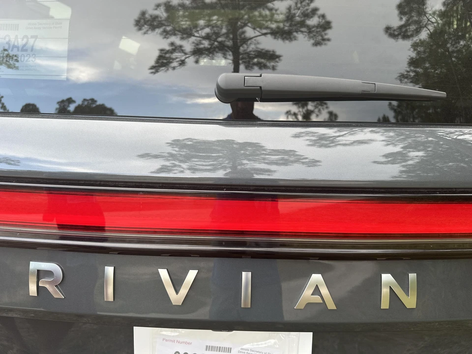 2022 Rivian R1S - Image 26 of 31